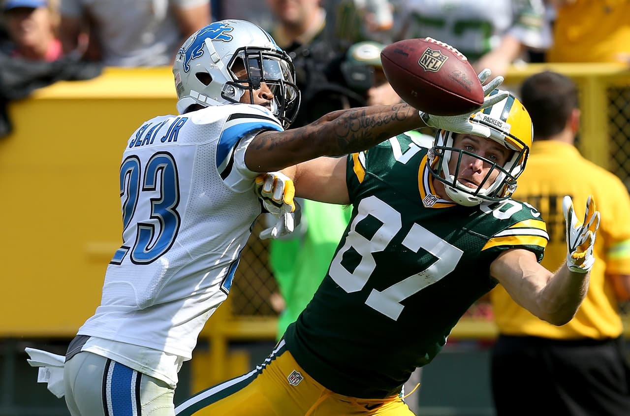 Darius Slay de los Detroit Lions evitó que este pase lo atrapara Jordy Nelson de los Packers.