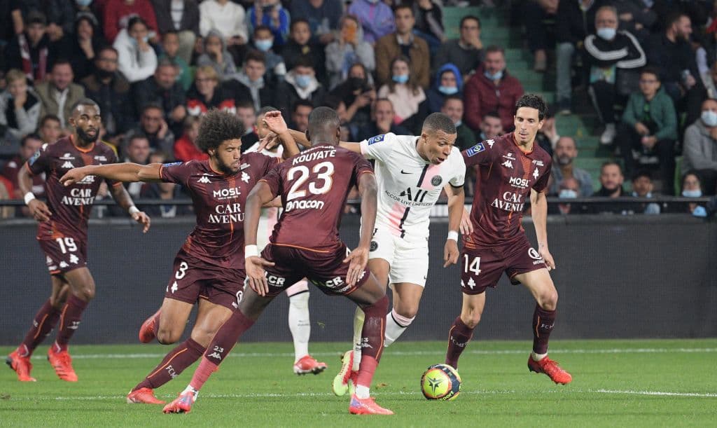 Archaf Hakimi se echa el equipo al hombro y con goles al 5' y al 90+5', Los visitantes vencen 1-2 al Metz.