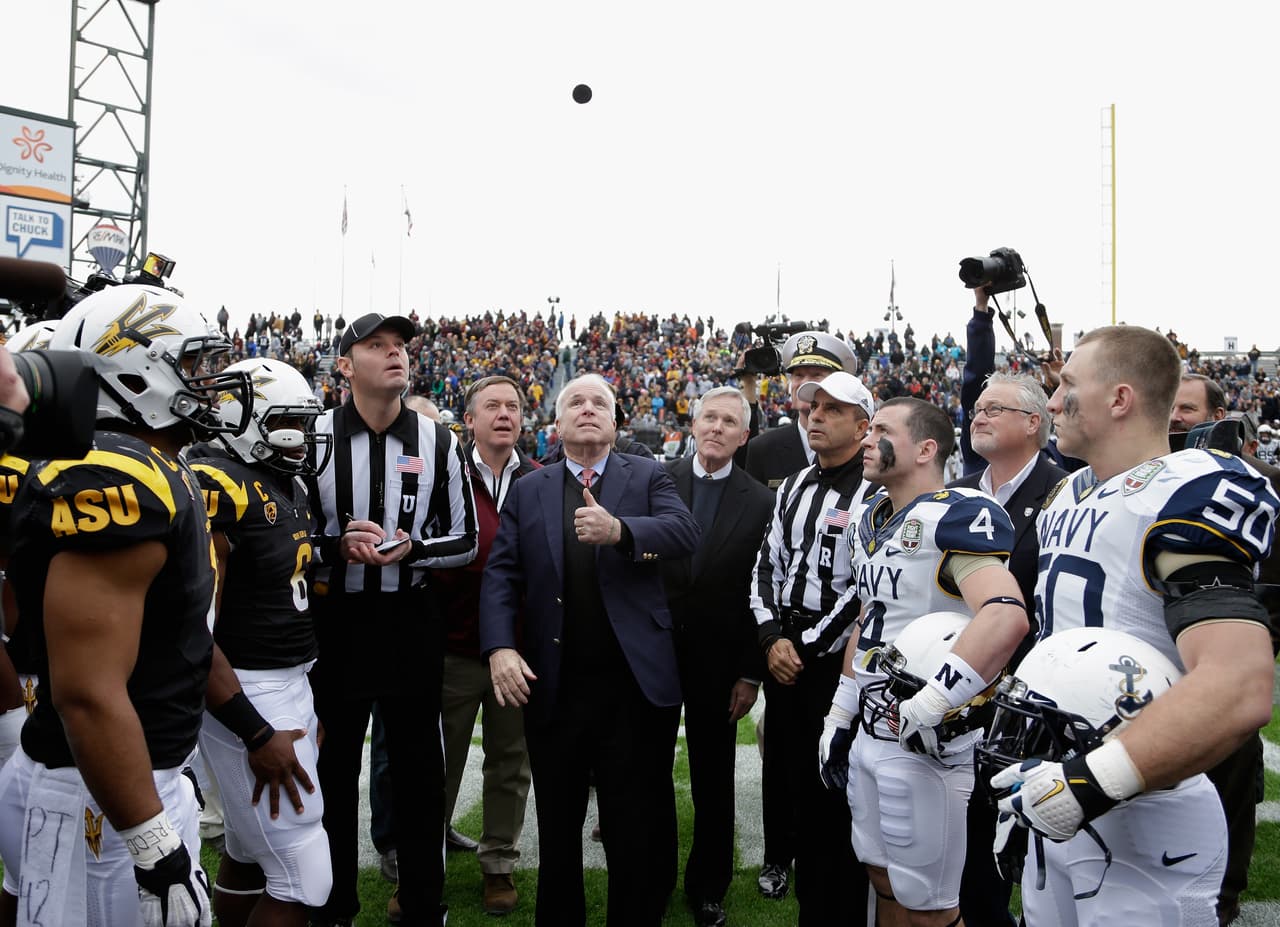 Aquí el senador McCain en el Kraft Fight Hunger Bowl de 2012 en el AT&T Park de San Francisco, duelo que jugaron los Sun Devils de Arizona State y los Midshipmen de la Marina.