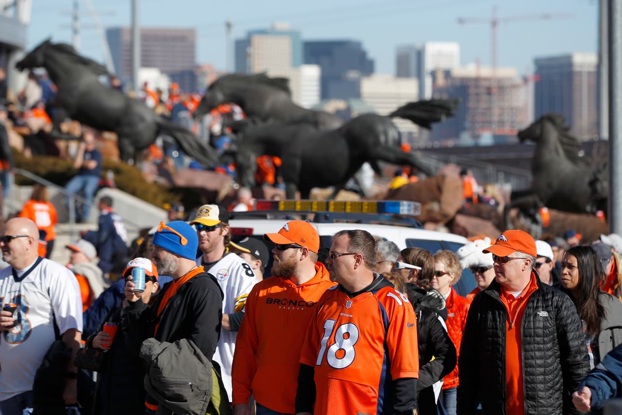 La locura incendió a todos los fans de la NFL durante la Ronda Divisional. Checa las mejores tomas.