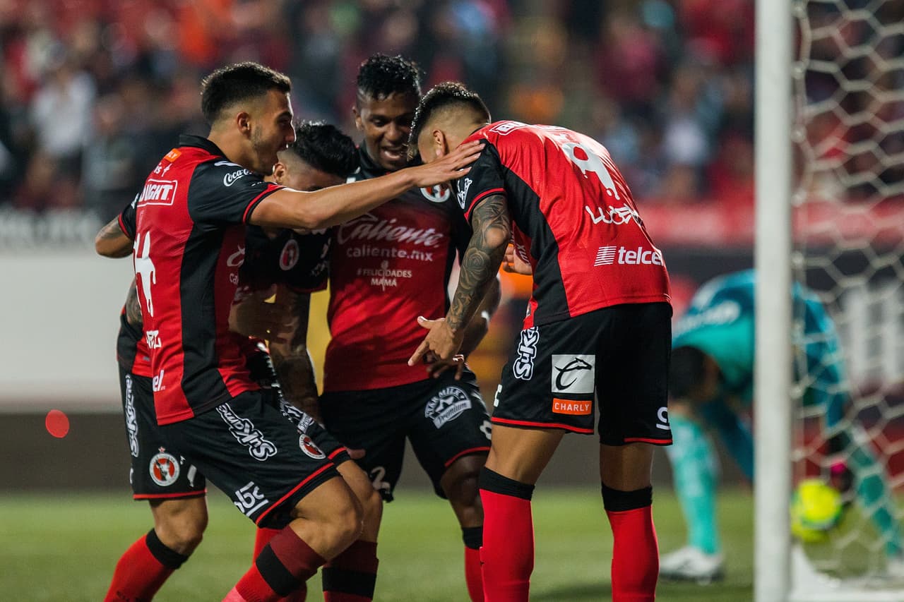 El argentino recibió de su compatriota Gustavo Bou y con un remate cruzado amplió la diferencia.