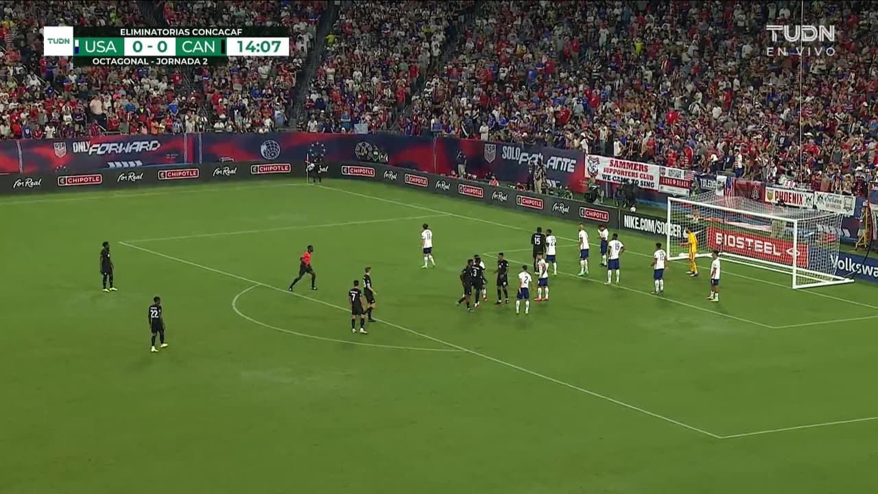 ¡TIRO ATAJADO! disparo por Cyle Larin.