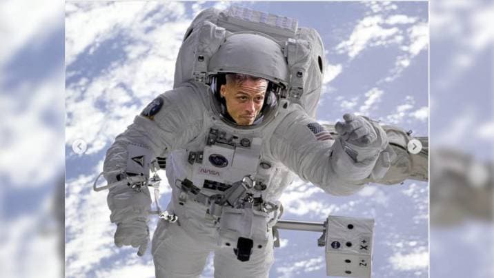 Chicharito en modo astronauta.