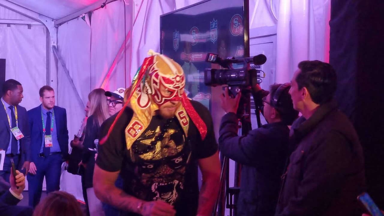 Kittle lució feliz con su máscara de lucha libre.