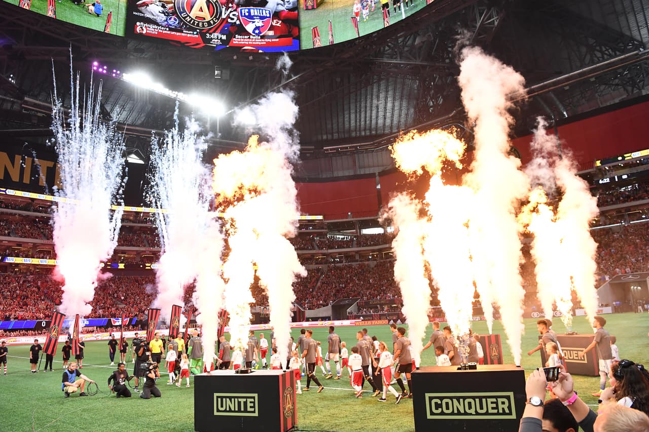 Escenario de récords de público en MLS, el Mercedes-Benz Stadium es símbolo de la ciudad de Atlanta.
<br>