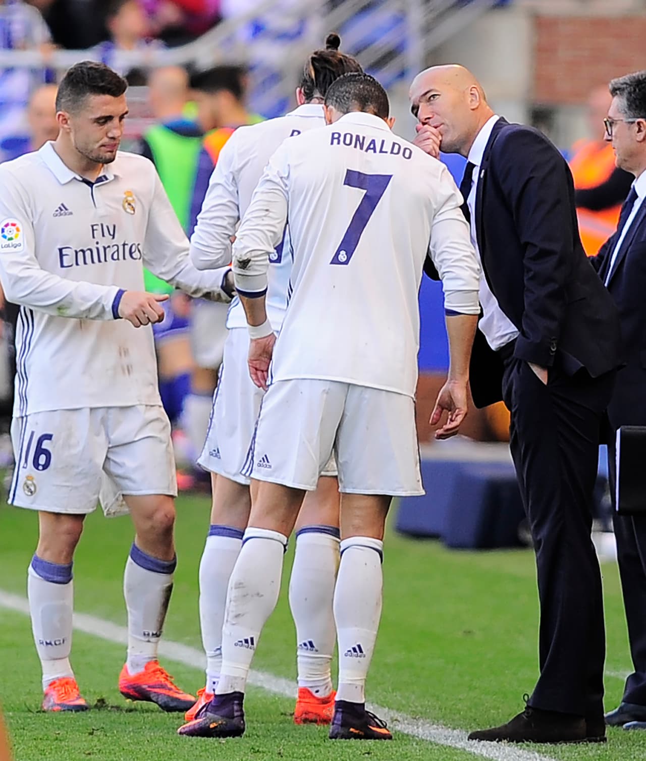 El técnico blanco, Zinedine Zidane alineó al trío ofensivo formado por Bale, Ronaldo y Benzema que tuvieron que enfrentarse a una defensa de tres centrales planteada por Mauricio Pellegrino.