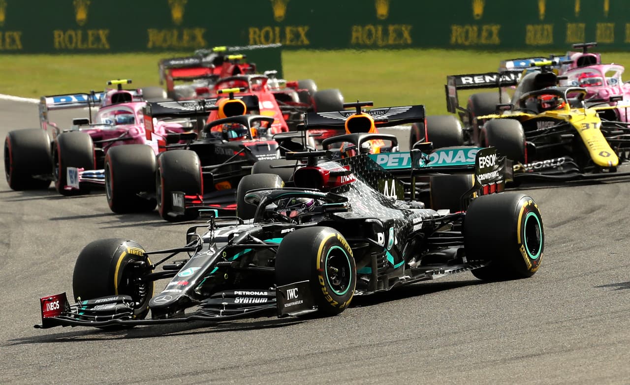 El piloto británico consigue su victoria número 89 en el Gran Premio de Bélgica, mientras Checo se queda con la décima posición.