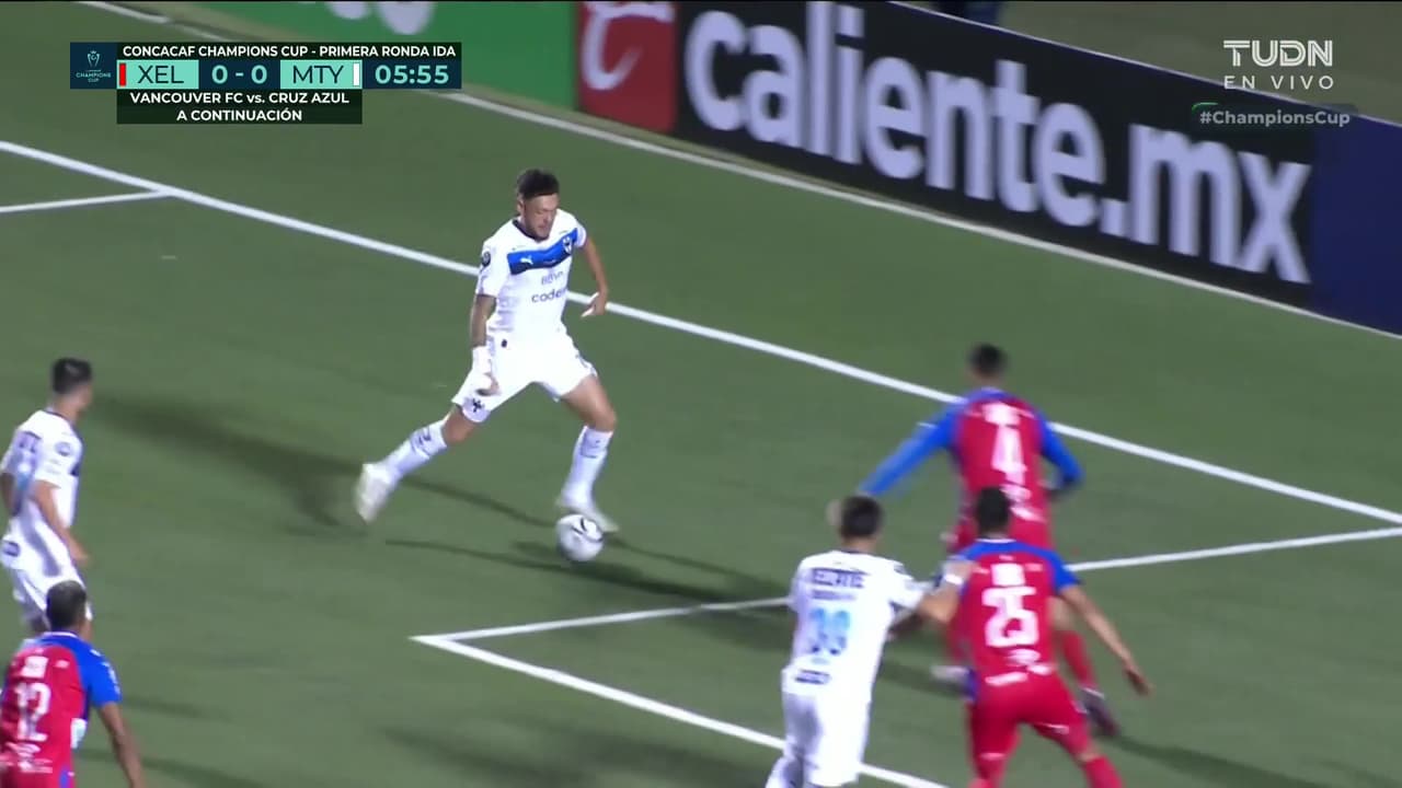 ¡Rayados se pierde la primera! Cruce salvador del defensa de Xelúa