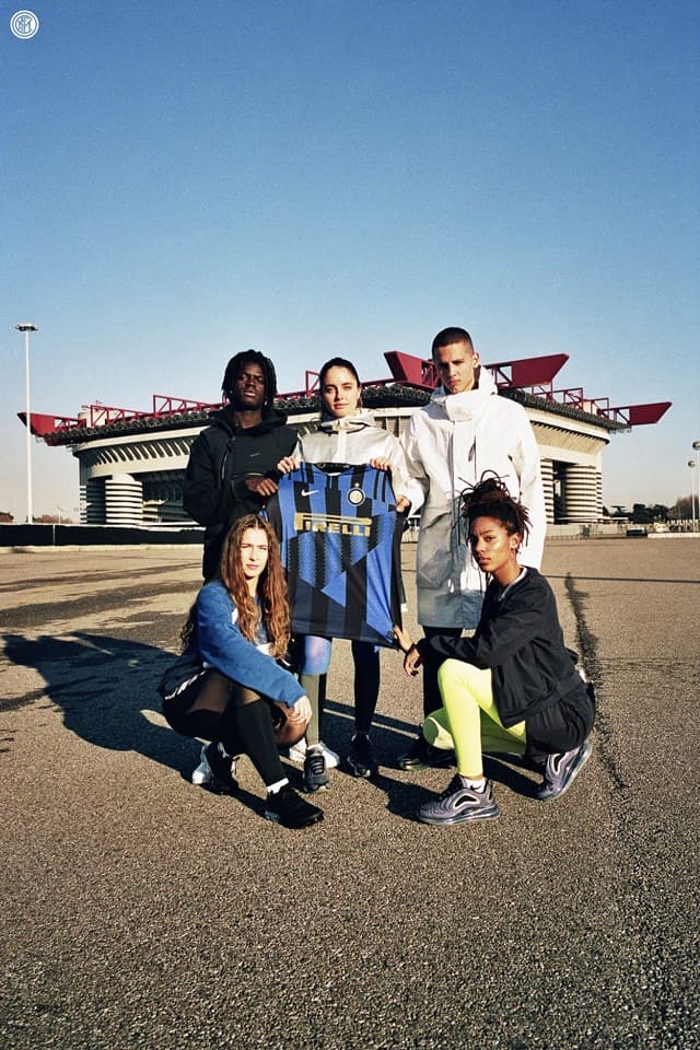 La playera es similar a la que Nike hizo al Barcelona en esta misma temporada, con la diferencia de que la de los catalanes solo fue de colección.