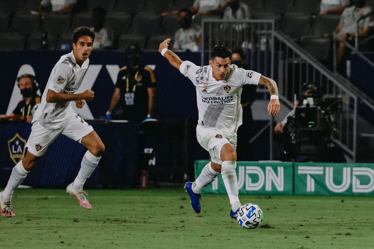 Con goles de Sebastián Lletget y Cristian Pavón, el LA Galaxy golea al LAFC en el clásico de Los Angeles.