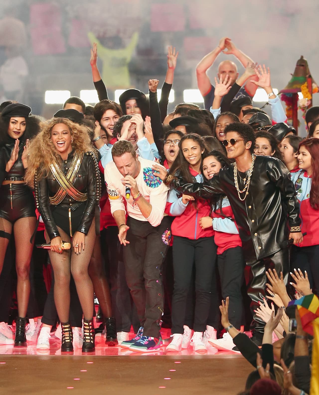 Los tres cantantes, Beyoncé, Martin y Mars, cantaron "Uptown Funk" y "Up and Up".