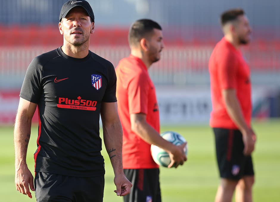 A pesar de que aún no ha sido presentado de manera oficial ante la prensa y la afición, Héctor Herrera participó en su primer entrenamiento con el Atlético de Madrid al mando de Diego Simeone. Además del mexicano, estuvo presente Felipe, quien también llegó desde el F.C. Porto.