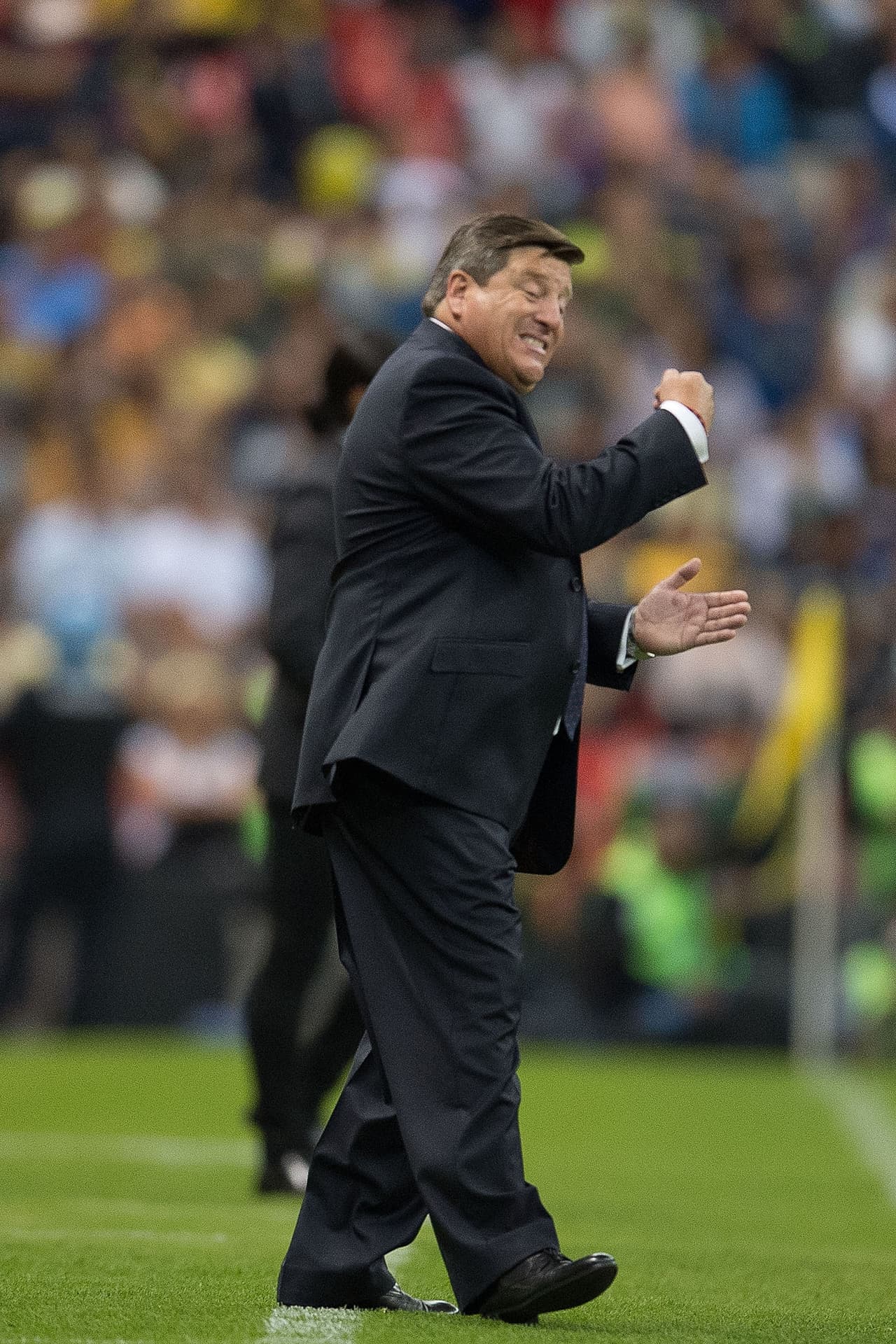 Genio y figura. Miguel Herrera vivió el encuentro con la pasión que siempre lo ha caracterizado. La mano del técnico comienza a verse en el juego del América.
