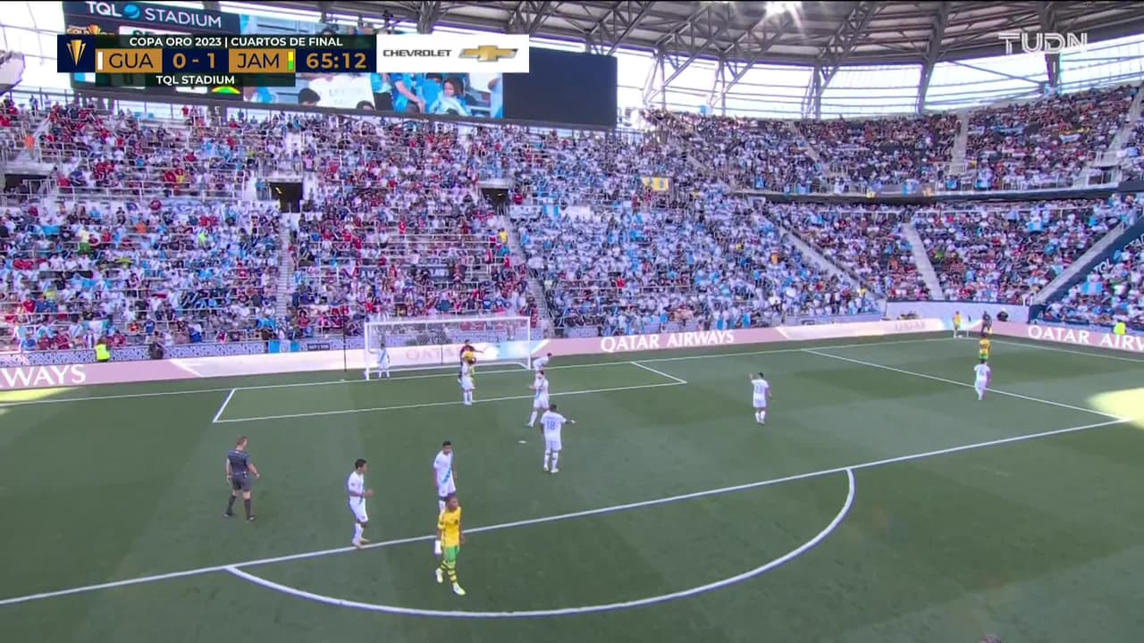 ¡TIRO ATAJADO! disparo por Leon Bailey.