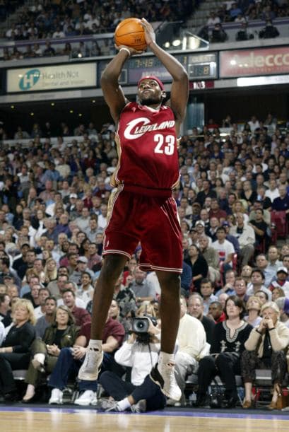 Su incursión a la NBA: James fue seleccionado por los Cleveland Cavaliers en primera posición del Draft 2003, con tan sólo 18 años de edad. Su primer partido fue ante los Sacramento Kings. Al finalizar el juego declaró que quería ser como Jason Kidd, a quien le dedicó su primer triple-doble.