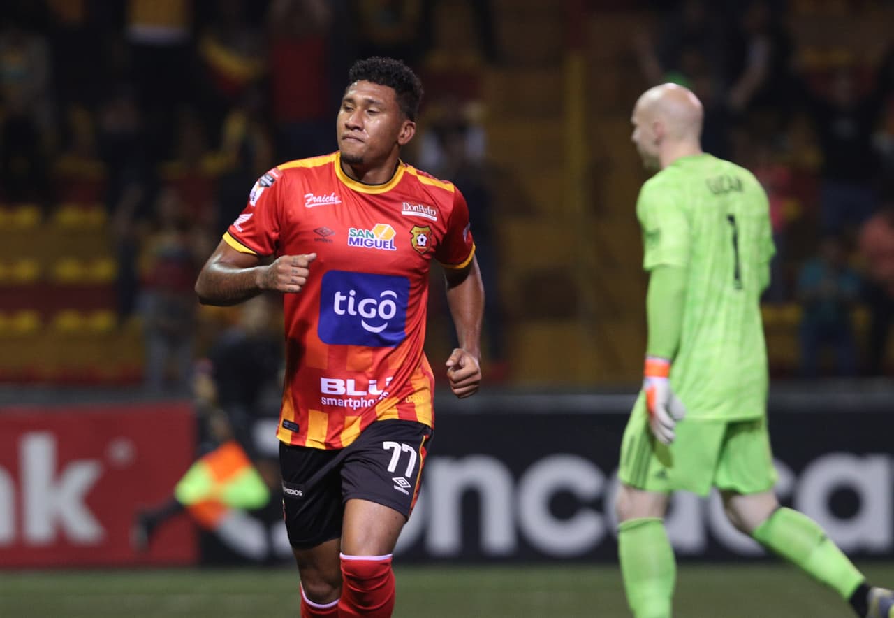 Con esa definición, a los 7 minutos, José Guillermo Ortiz le daba ventaja a su equipo más pronto de lo anticipado, una gran forma de patear a gol ante la salida de Brad Guzan.