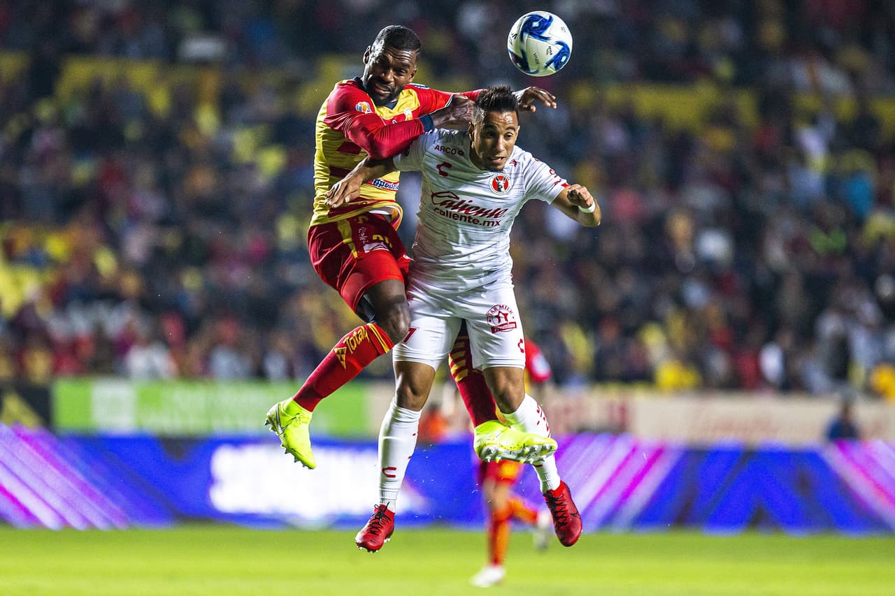Camilo Sanvezzo recibe una falta en medio campo al tratar de ganar el balón.