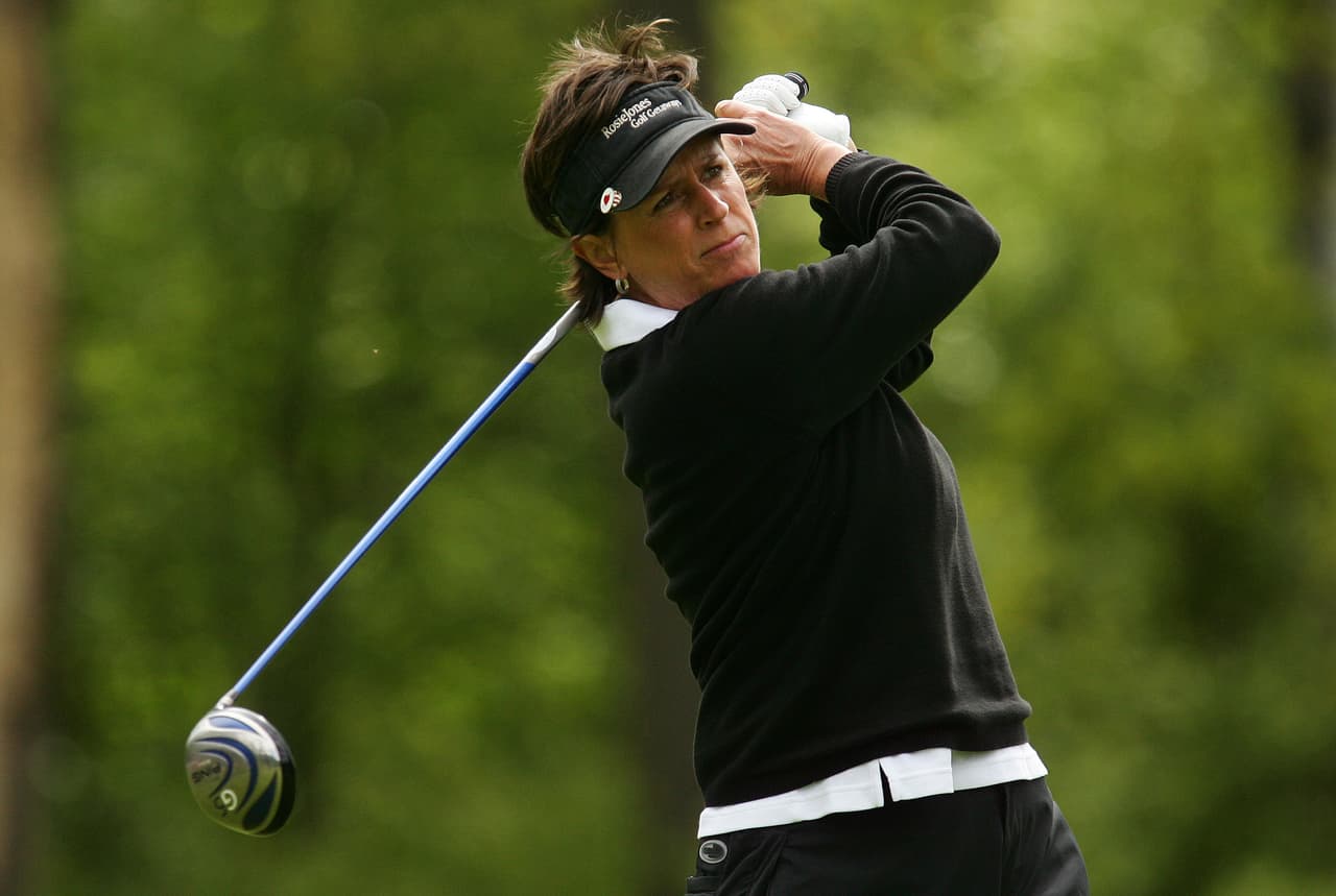 La golfista Rosie Jones nunca ocultó que era lesbiana en su entorno, pero lo hizo público en 2004 tras recibir el patrocinio de una agencia de viajes para lesbianas, con lo que fue la primer empresa LGBT que apoyaba a un atleta.