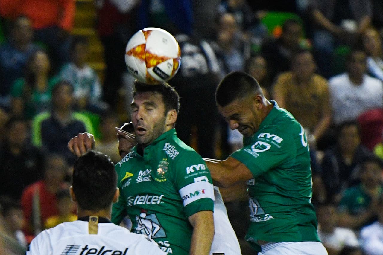 Cerca de la conclusión de los primeros 45 minutos el delantero argentino Mauro Boselli estuvo cerca de marcar un gol gracias a su buen juego aéreo pero solo se quedó en una buena intentona.