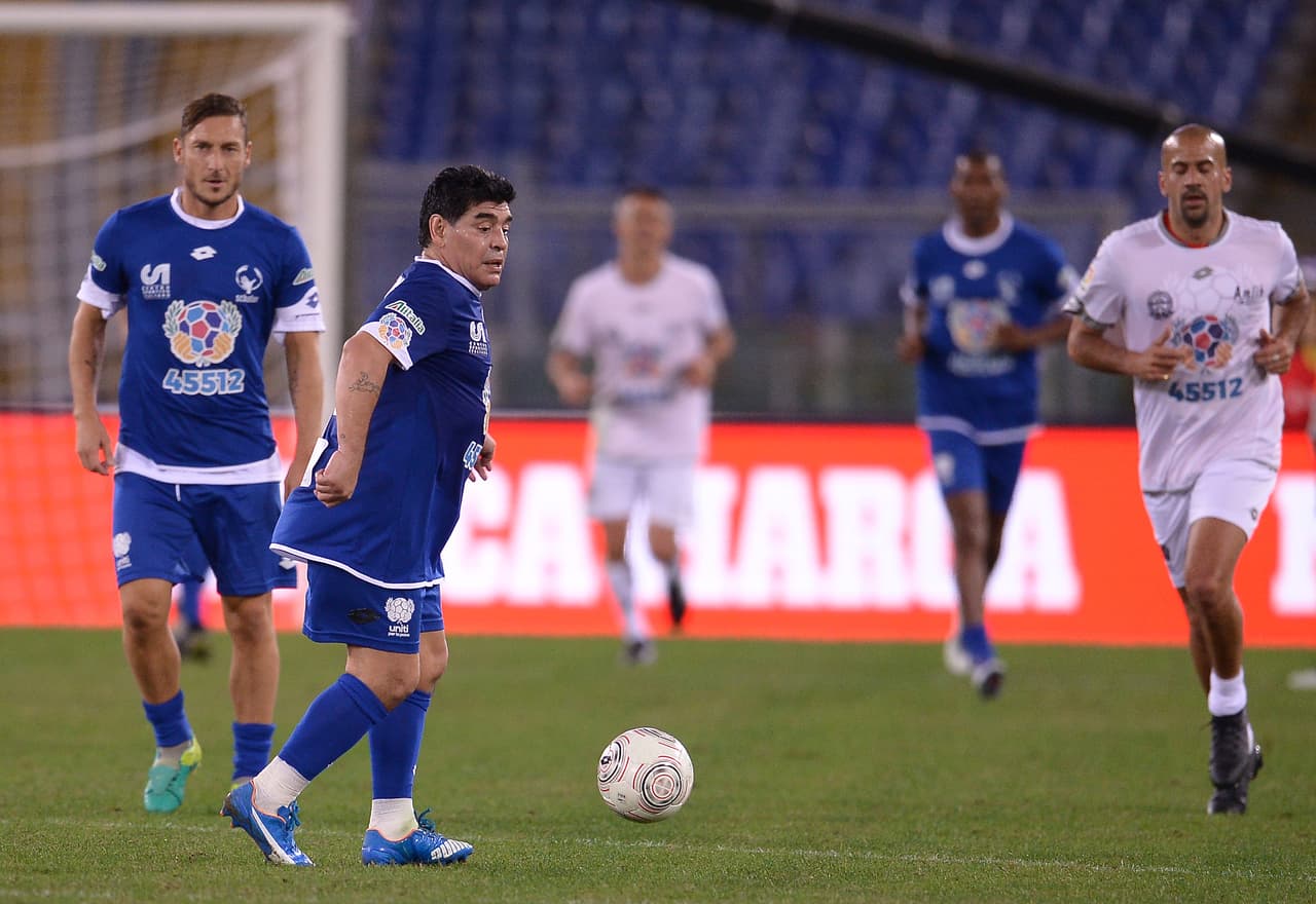 El "Pibe de Oro", a pesar de su discusión con Verón, disputó los 90 minutos del partido y recibió constantemente los cánticos de admiración de los más de 20.000 espectadores que acudieron al estadio de la capital italiana.