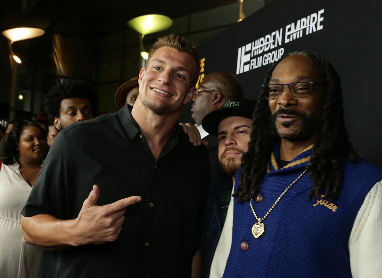 No sería extraño que el gran Gronk se tome en serio los consejos médicos sobre un retiro prematuro para probar suerte en Hollywood donde podría convertirse en un imán de taquilla.