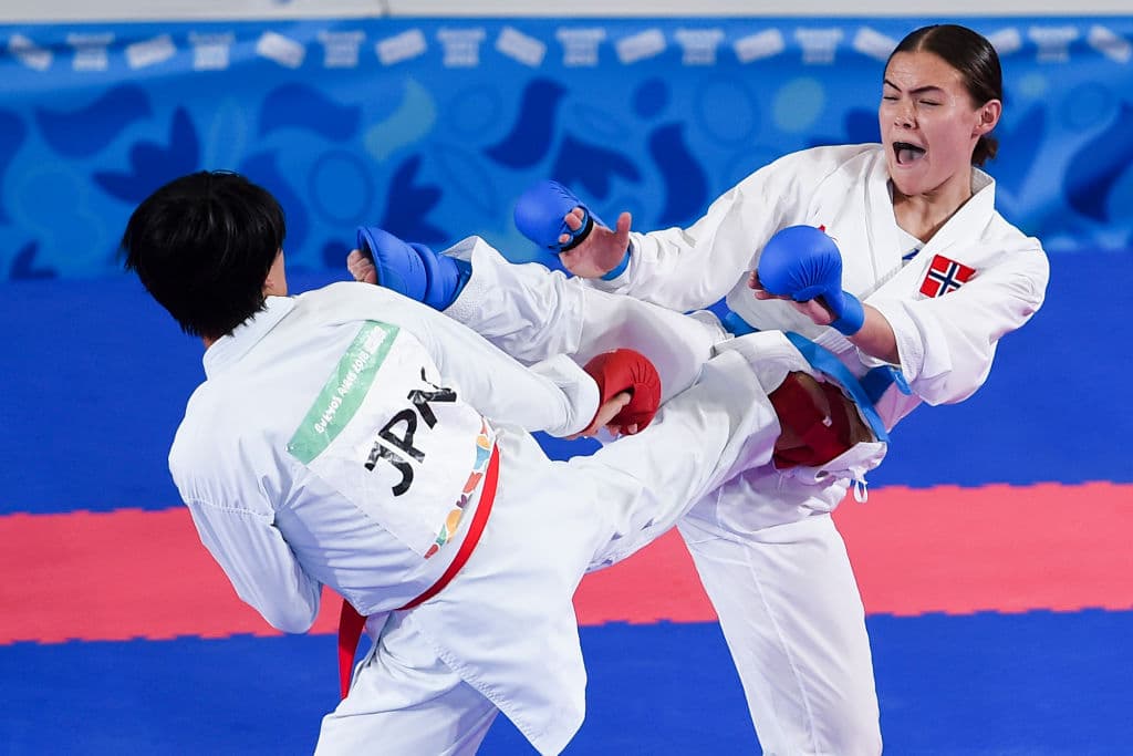 En un deporte que debutará en Tokio 2020, el karate, Sakura Sawashima de Japón y Annika Saelid de Noruega en la final Kumite +59kg para mujeres de los Juegos Olímpicos de la Juventud 2018.