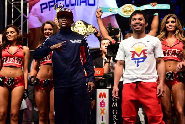 Físicamente, Mayweather es una pulgada más alto que Pacquiao. Mayweather mide 5' 71/5". Pacquiao mide 5' 61/5". La diferencia en alcance de los brazos es más notoria, 72" para Mayweather 67" para Pacquiao.