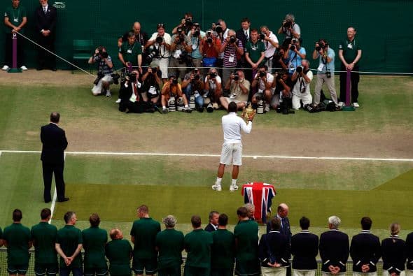 Nadal, rey de Wimbledon 2010, ante las lentes de la prensa internacional.
