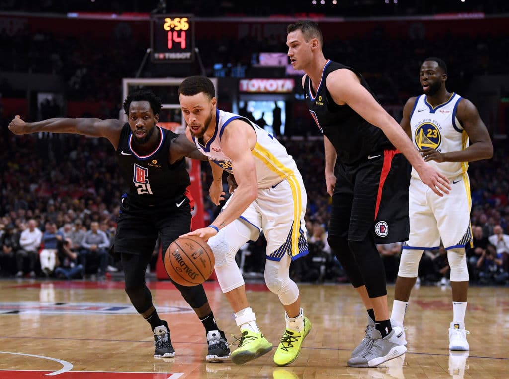 El estelar base de los Warriors Stephen Curry se metió muy pronto en problemas de faltas personales pero a pesar de ello acabó con doble doble, con 12 unidades y 10 rebotes. Aunque se fue 1-9 en tiros de tres puntos.