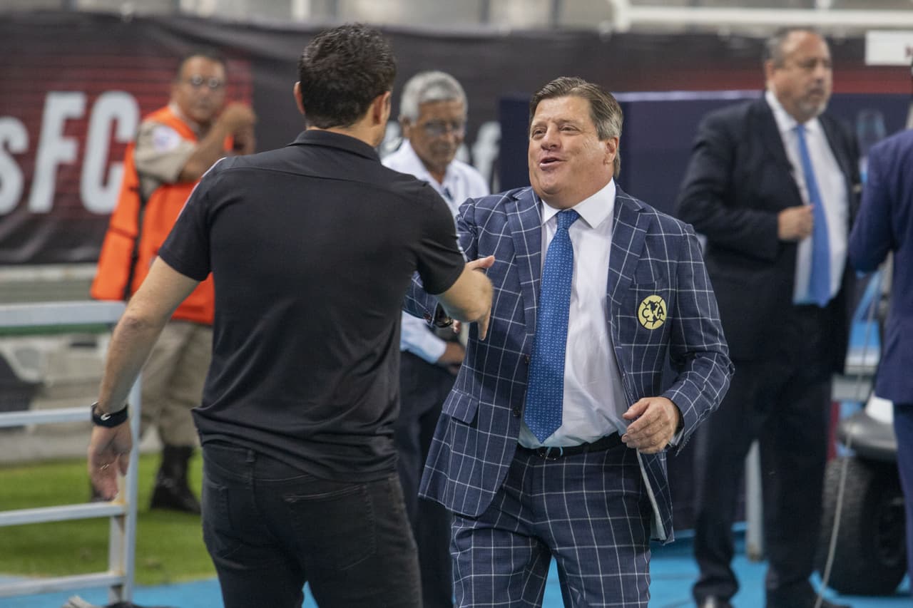 El tradicional saludo entre estrategas.