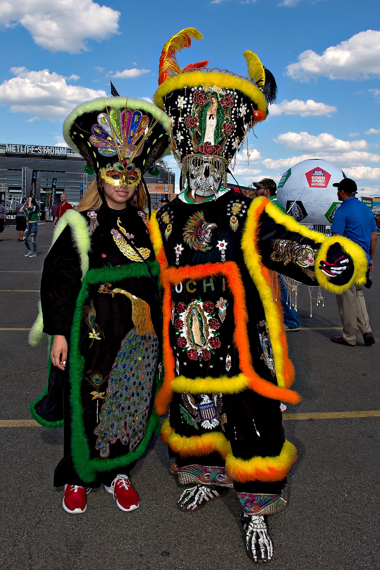 Cuernos, máscaras de lucha libre, maquillaje, banderas y disfraces fue sólo un poco del folclor vivido durante el partido amistoso del Tri.