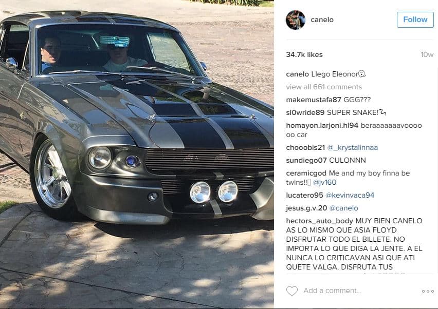 Canelo gusta por los autos clásicos. En este caso lo vemos conduciendo un 
<b>Ford Mustang Shelby GT500 fastback 1967</b>. Este modelo se volvió conocido gracias a la película “Gone in 60 Seconds”.