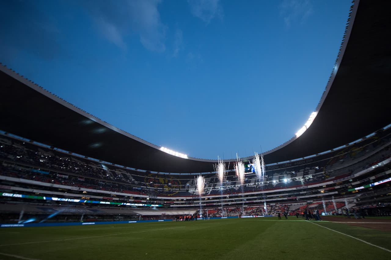 Después de terminar el partido la celebración continuó en un momento histórico para el Estadio Azteca al llegar a los 10 mil goles en su historia.