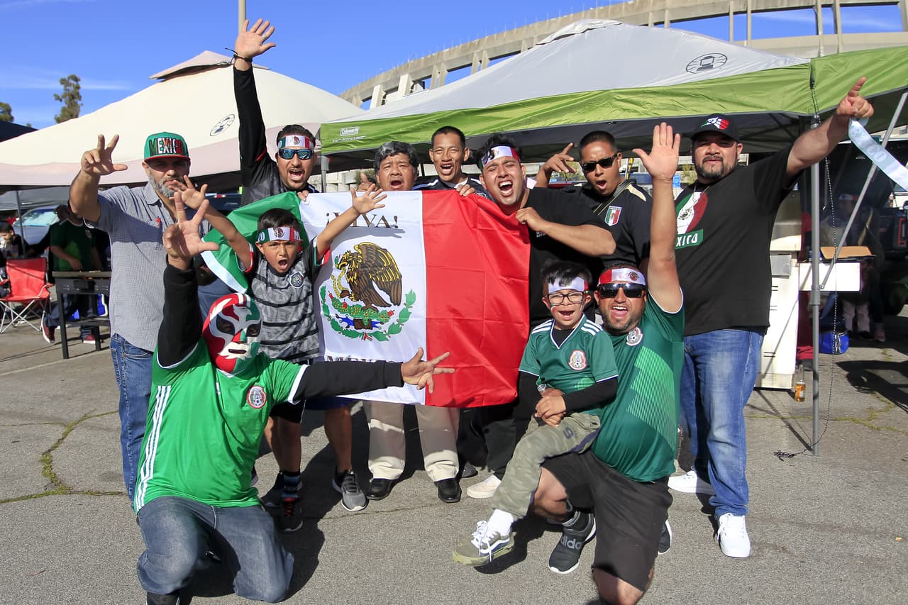 Los aficionados mexicanos viven con optimismo la antesala del juego del Tri contra Chile en San Diego, donde comenzará la era de Gerardo Martino como técnico.