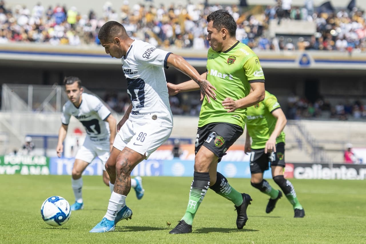 Bryan Mendoza protege el balón cerca de la banda.