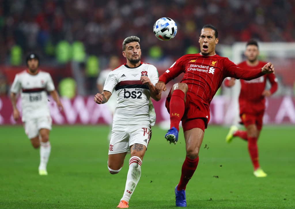 Virgil van Dijk del Liverpool controlando el balón ante Giorgian De Arrascaeta del CR Flamengo.