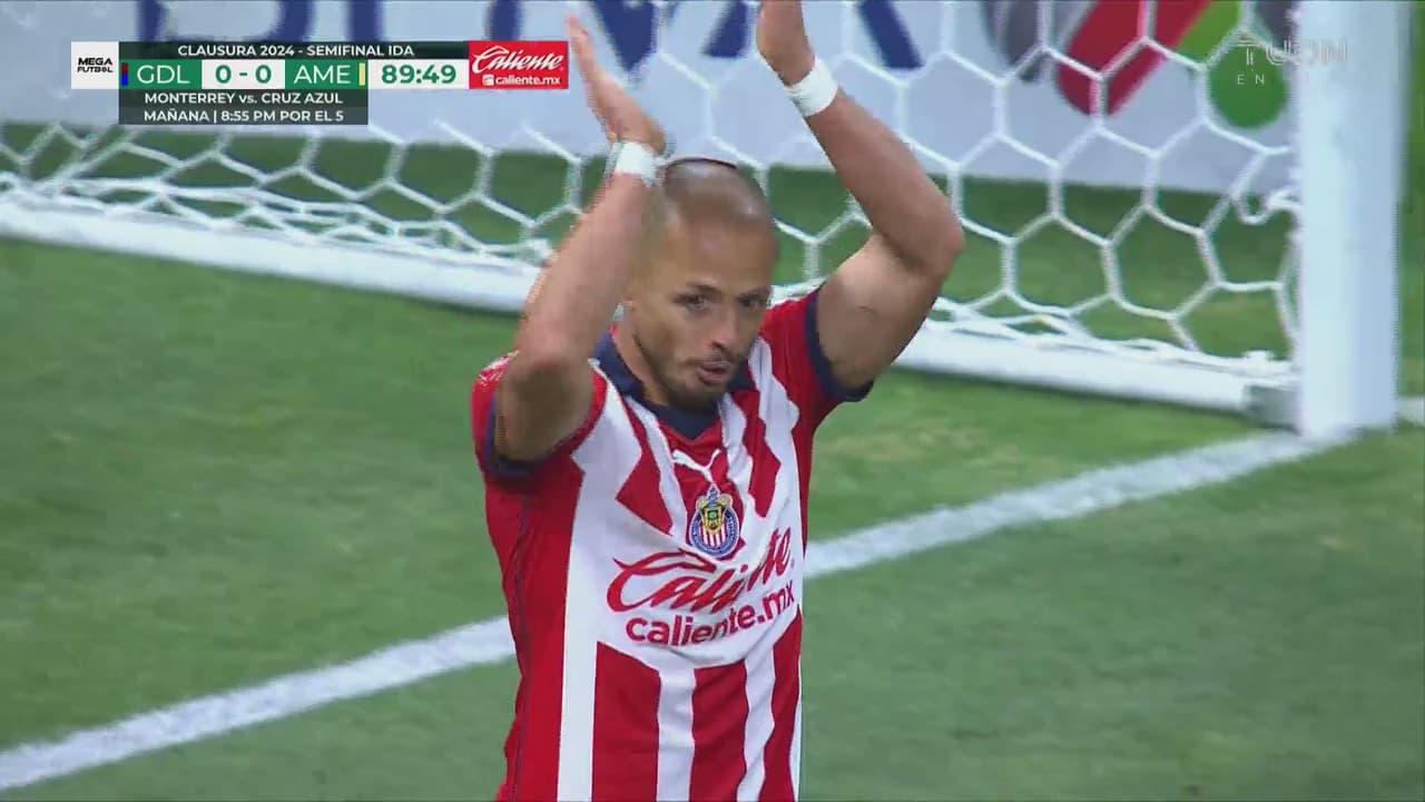 ¿Qué quiso hacer? Chicharito la intenta con la nuca y deja ir el remate