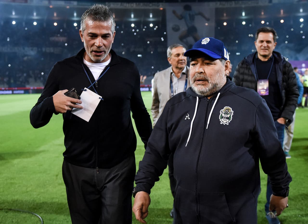 El Diego se dirige al banquillo previo al inicio del encuentro.