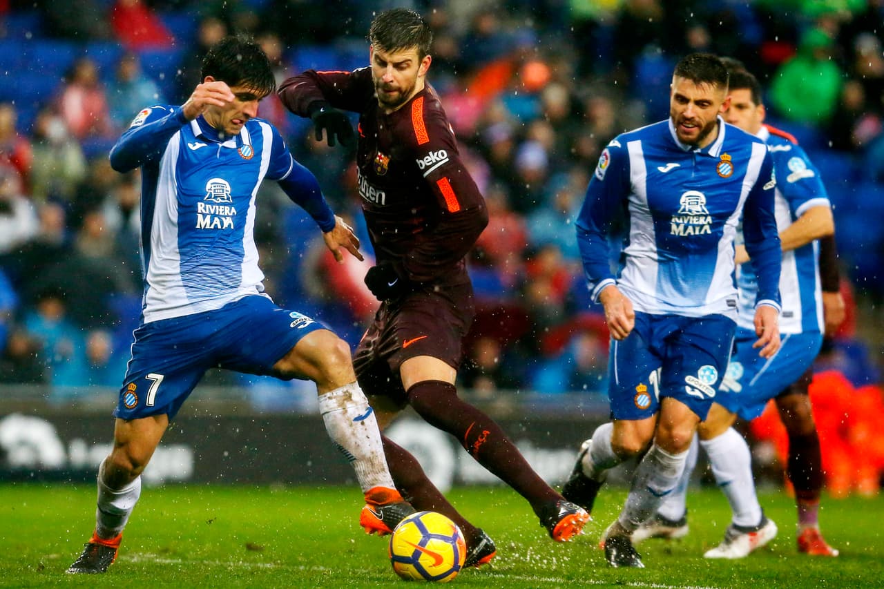 Piqué evita la derrota contra el Espanyol y mantiene el invicto del Barcelona