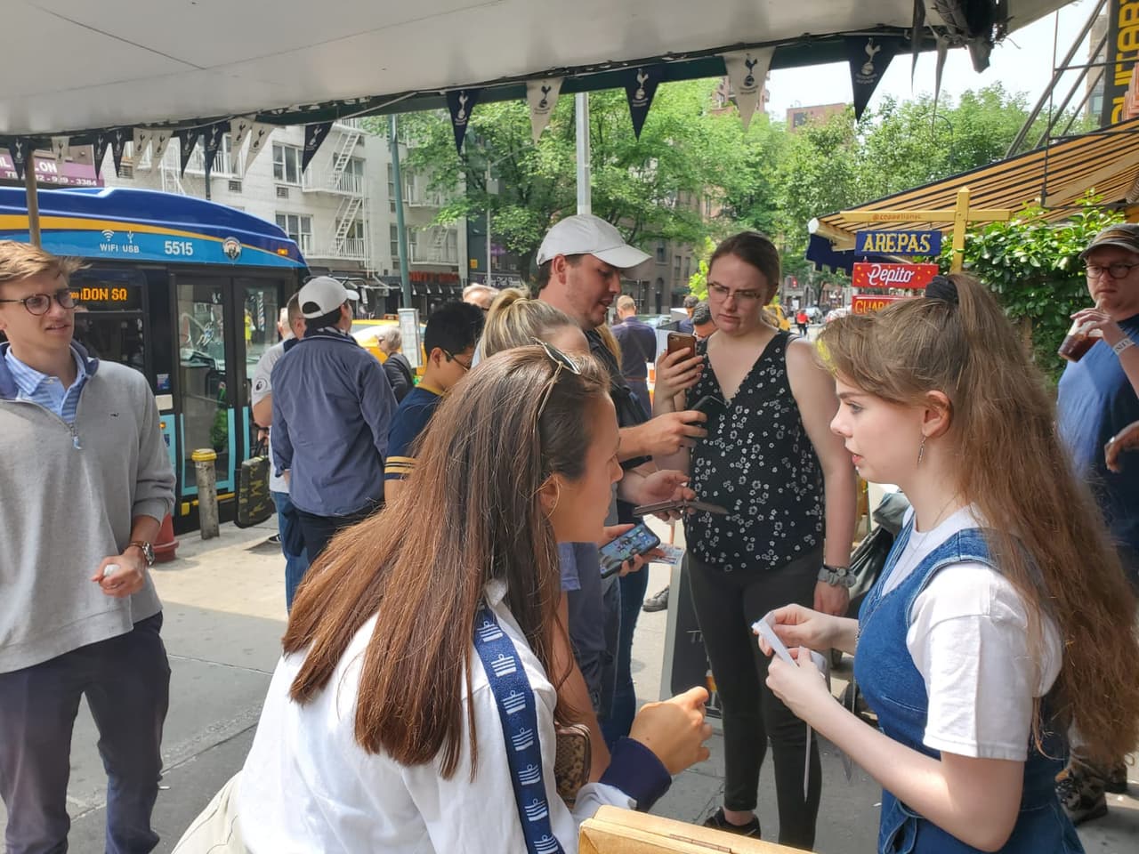Los fanáticos del Tottenham Hotspur se reunen en Flannery's, el bar oficial de la Peña del club en New York, para disfrutar la Final de la UEFA Champions League.
