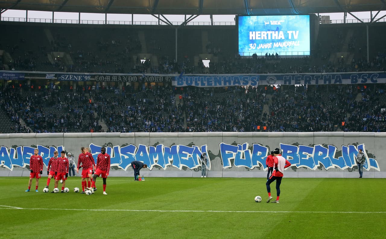 Durante la ceremonia previa al partido entre Hertha BSC y RB Leipzig, realizaron un emotivo homenaje al suceso de 1989.