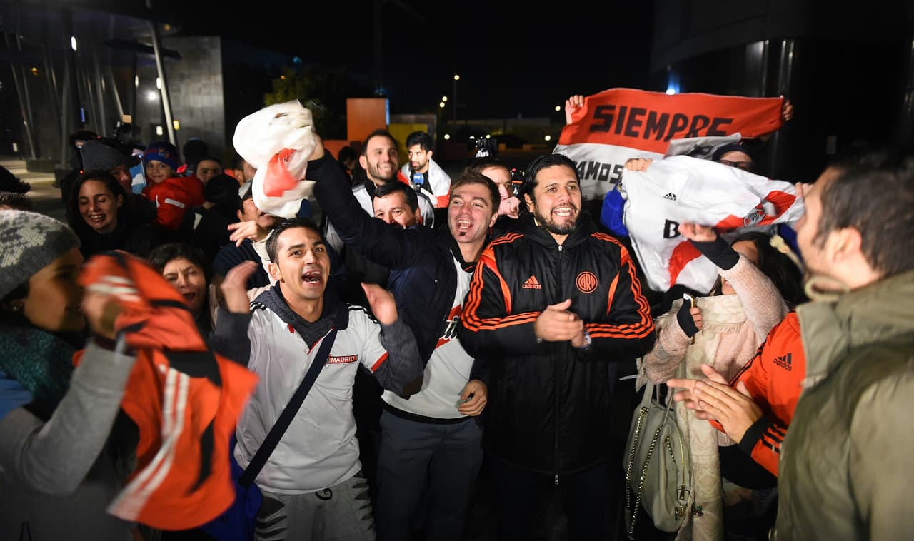 La fiesta estaba garantizada en las inmediaciones del Hotel que alojará a River hasta el día domingo.