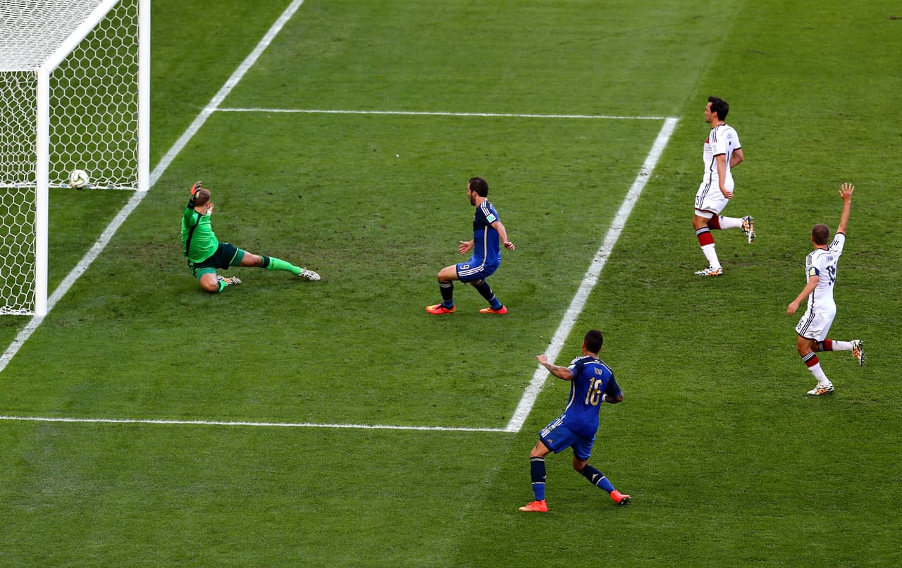 El fuera de lugar es un término confuso para los que no conocen de fútbol. Se trata de la invalidación de una jugada si en el momento de lanzar el balón el receptor del mismo no tiene dos rivales por delante suyo, o al menos uno de ellos que esté en la misma línea de ubicación. Si solo tiene un rival adelante se sanciona el también llamado 'offside' (por su uso en inglés).