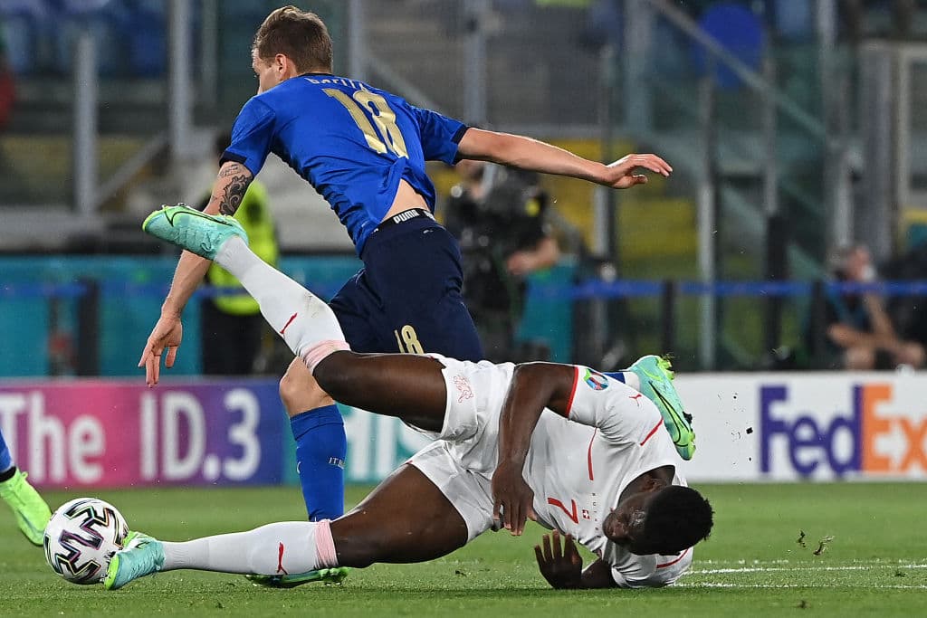 Italia golea a Suiza 3-0 y asegura ya su pase a octavos de final de la Euro 2020. Locatelli propinó un doblete, mientras que Immobile aportó un gol para su victoria. La escuadra 'Azurra' no ha recibido goles desde el 14 de octubre del 2020.