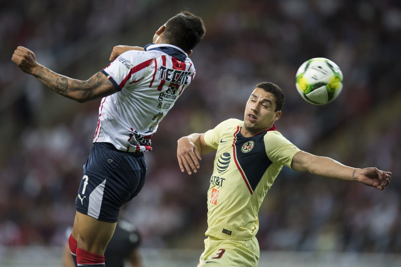 Para Chivas el primer tiempo fue difícil y el técnico Saturnino Cardozo tuvo que sustituir a Alexis Vega (izquierda), al minuto 31, ya que sufría riesgo de ser expulsado.