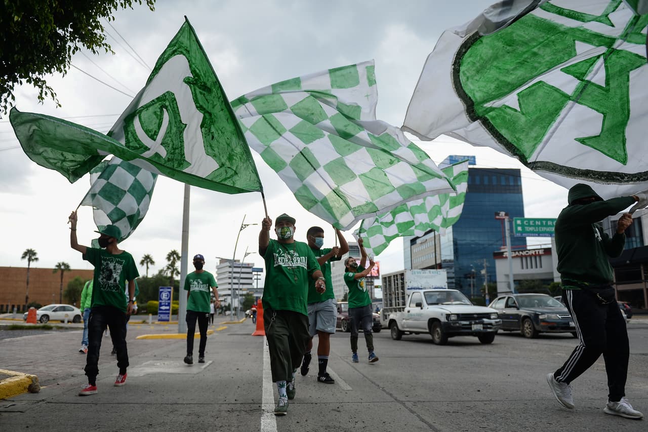 Así lucen algunos de los estadios mexicanos con el motivo de que la afición continúe en contacto con los jugadores durante cada partido.
