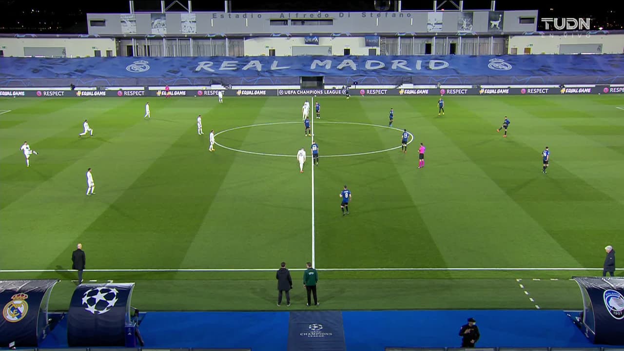 Arranca el partido y la pelota está en juego.