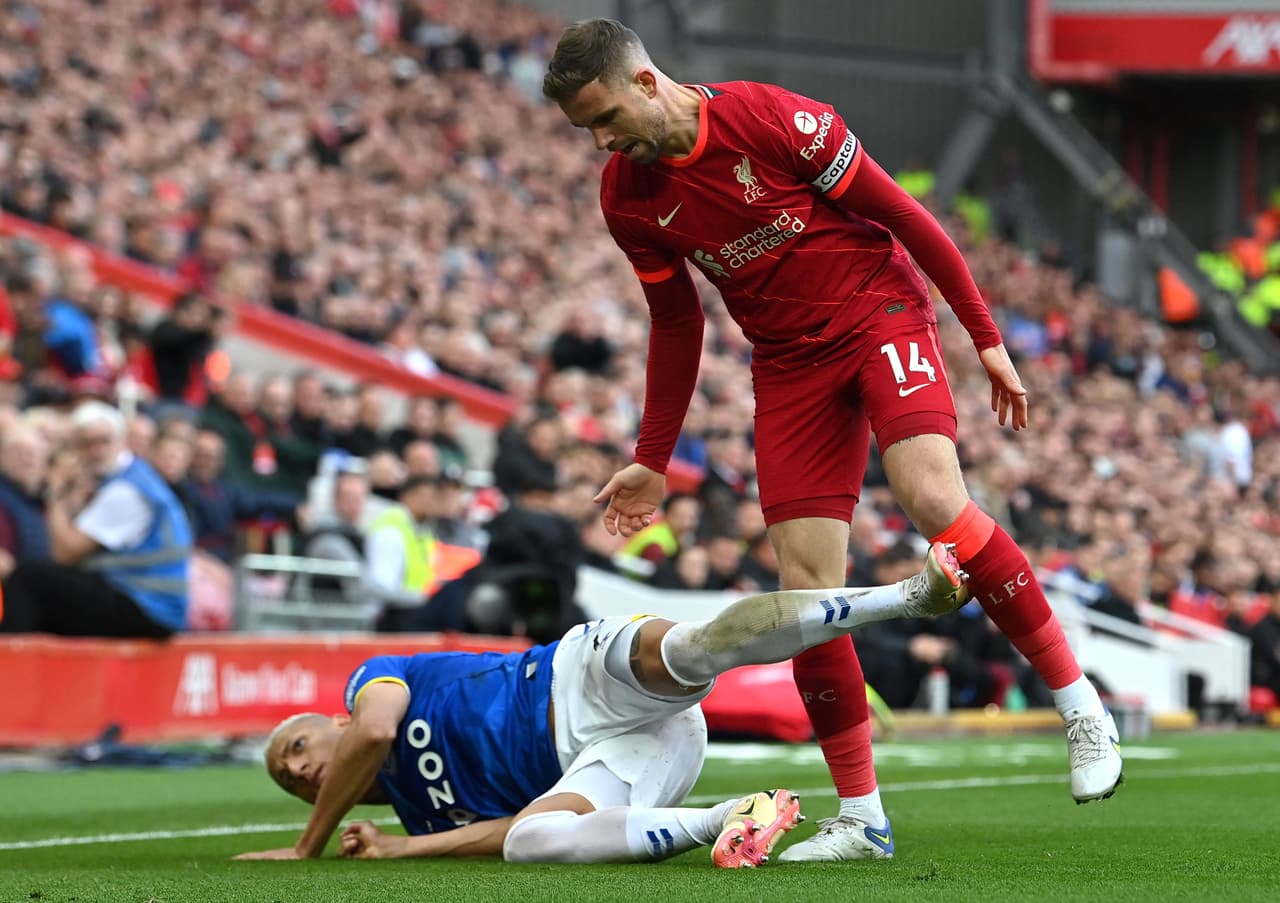 Liverpool derrotó al Everton gracias a los goles de Andrew Robertson y Divock Origi.
