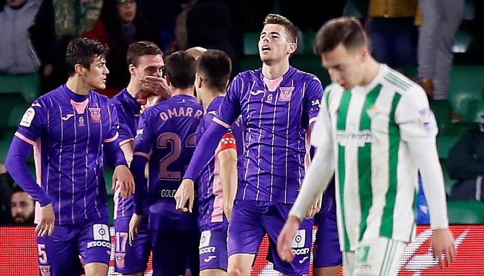 GRAF2783. SEVILLA. 15/01/2017.- Los jugadores del Leganés celebran el segundo gol del equipo madrileño durante el encuentro correspondiente a la jornada decimonovena de primera división que disputan esta noche frente al Betis en el estadio Benito Villamarín, en Sevilla. EFE/Jose Manuel Vidal,