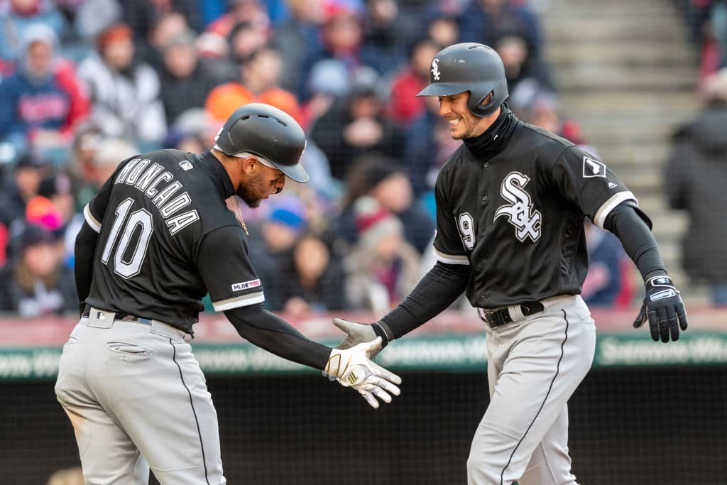 Yoan Moncada (10) celebra con Ryan Cordell el momento en el que pega un jonrón de dos carreras en la octava entrada para darle ventaja de 3-1 a los White Sox .